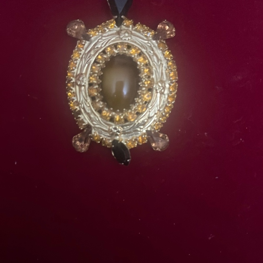 Ornate Brown and Gold Brooch with Intricate Filigree